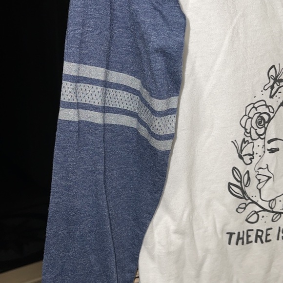 Amanda G TShirt with logo; long sleeve V neck - Picture 3 of 5